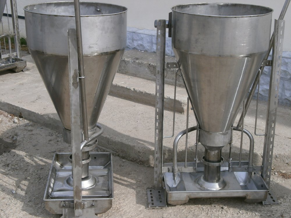 Automatic feeder
with wetting system (from stainless steel)