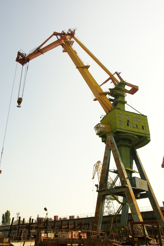 Repair of 80 ton Flamingo portal jib crane boom mechanism.