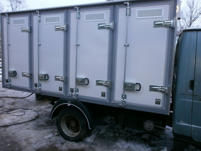4-х дверный хлебный фургон вместимостью 96 лотков на базе шасси автомобиля ГАЗ 3302