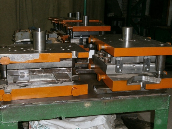 Die sets for manufacturing 4 mm steel hinges
