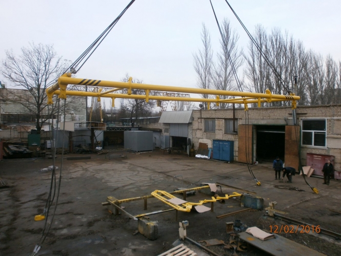Universal lifting traverse for unloading of hopper cars mod. 19-4109, 19-7016 and their modifications