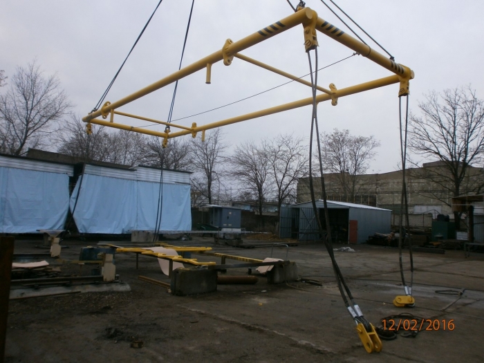 Universal lifting traverse for unloading of hopper cars mod. 19-4109, 19-7016 and their modifications