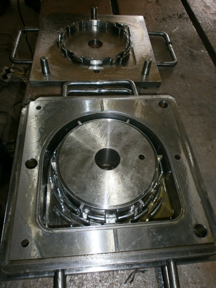Press mold for fabrication of industrial rubber articles