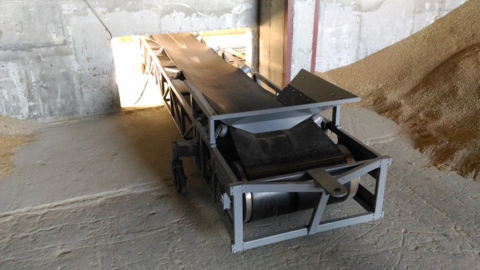 Mobile belt conveyor for unloading bulk products
