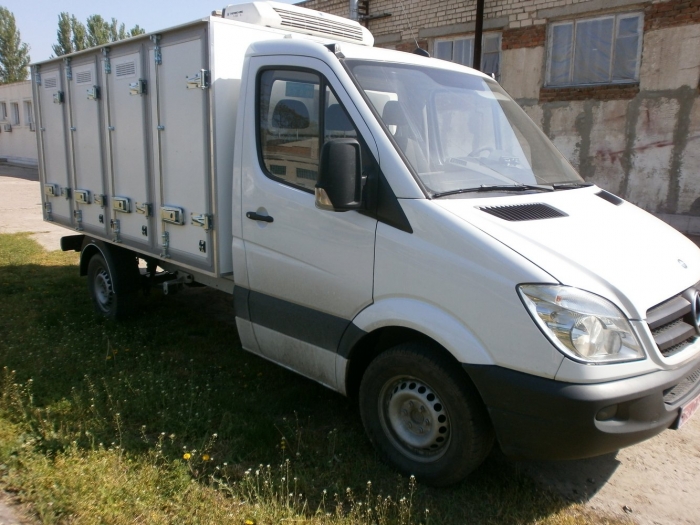4-х дверный изотермический хлебный фургон на шасси автомобиля "Мерседес - Спринтер 313"