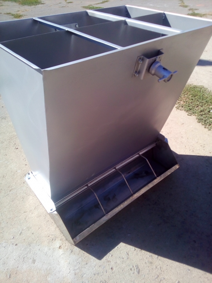 Modernized feeders with adjustable double-sided trough with stainless steel UPTM 133.00.000
