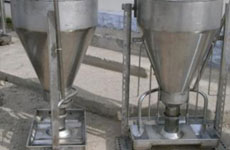 Automatic feeder with wetting system