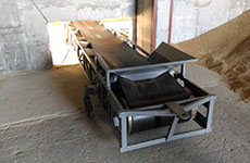 Mobile belt conveyor for unloading bulk products
