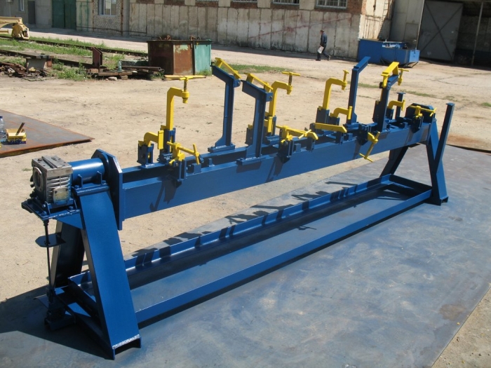 Universal tilting stand for cross-bearer girder assembly and welding