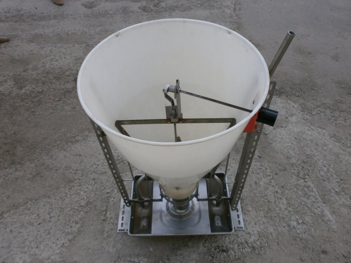 Photo 1: Double-sided feeder with feed wetting