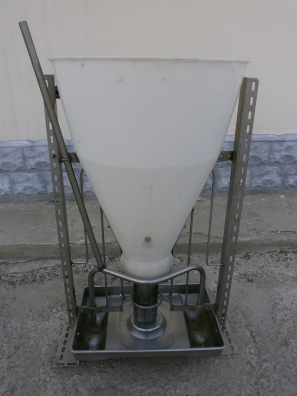 Double-sided feeder with feed wetting