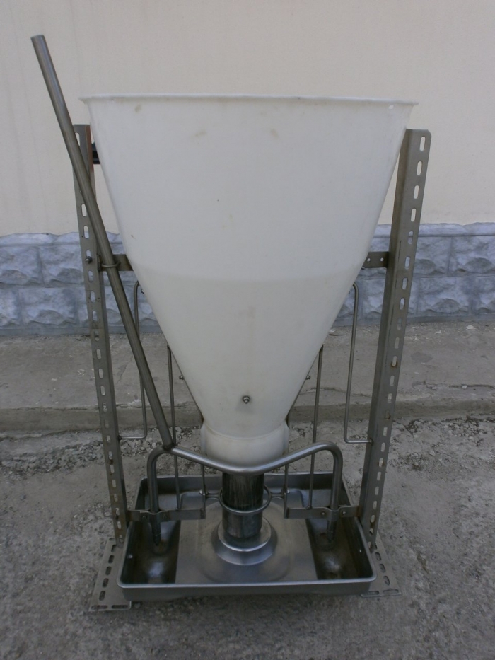 Photo 2: Double-sided feeder with feed wetting