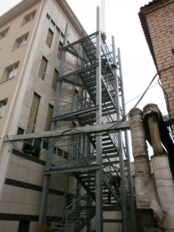 Изготовлено и смонтировано на месте металлоконструкции пожарной лестницы по заказу ЧАО «Приват»