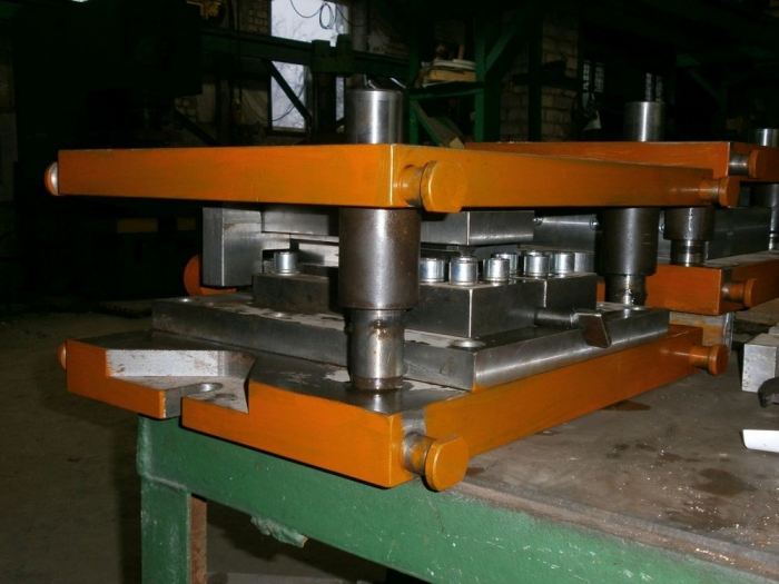 Die sets for manufacturing 4 mm steel hinges