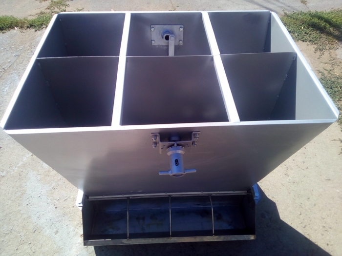 Modernized feeders with adjustable double-sided trough with stainless steel UPTM 133.00.000