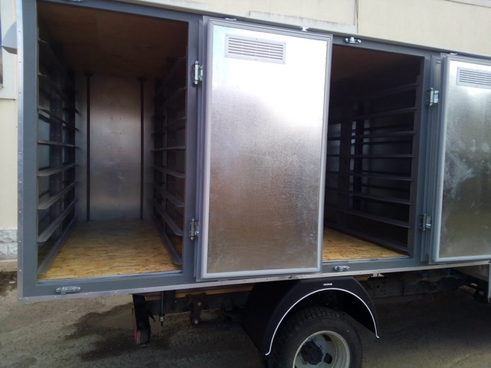 4-door bread isothermal van on the trays 96
