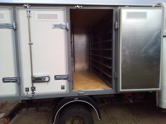 4-х дверный, изотермический хлебный фургон, на 96 лотков, на шасси автомобиля ГАЗ 3302