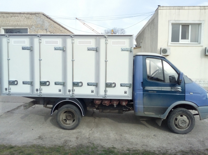 Изготовлена и смонтирована на автошасси ГАЗ-3302 партия 4-х дверных изотермических хлебных фургонов на 96 лотков